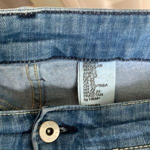 H&M skinny jeans. SZ 22. Medium rinse.